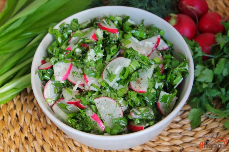 Фото приготовление рецепта: Салат из редиса с зеленью и сыром шаг №7