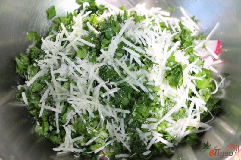 Фото приготовление рецепта: Салат из редиса с зеленью и сыром шаг №6