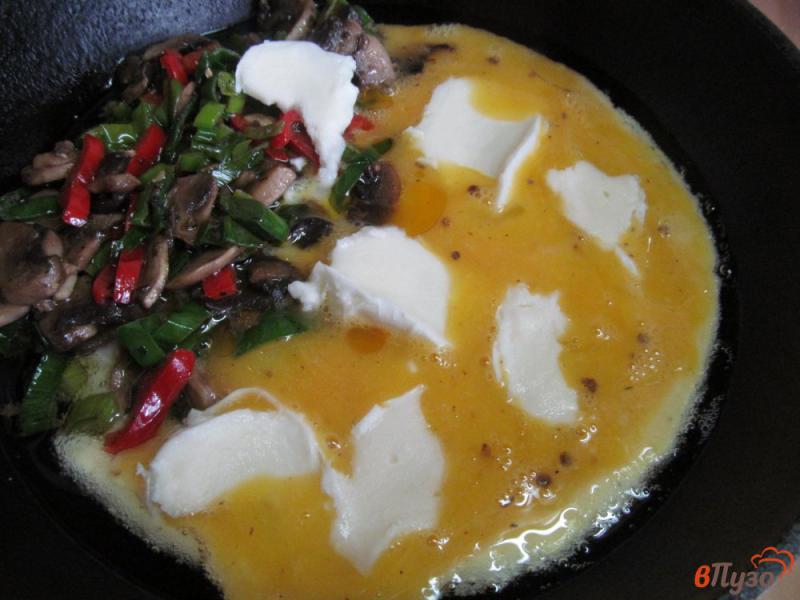 Фото приготовление рецепта: Французский омлет с салат из редиски шаг №4