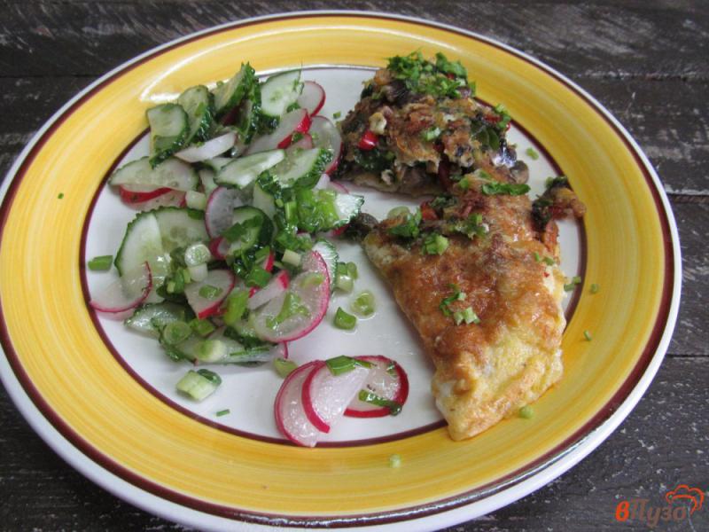 Фото приготовление рецепта: Французский омлет с салат из редиски шаг №8