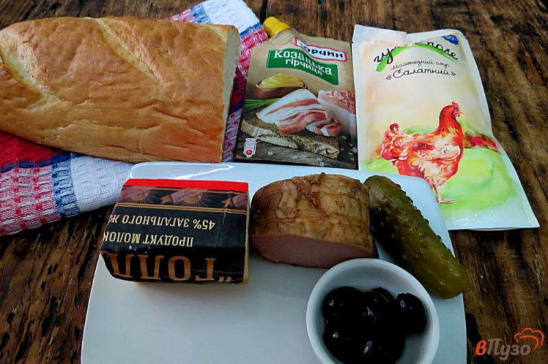 Фото приготовление рецепта: Горячие бутерброды с ветчиной и сыром шаг №1