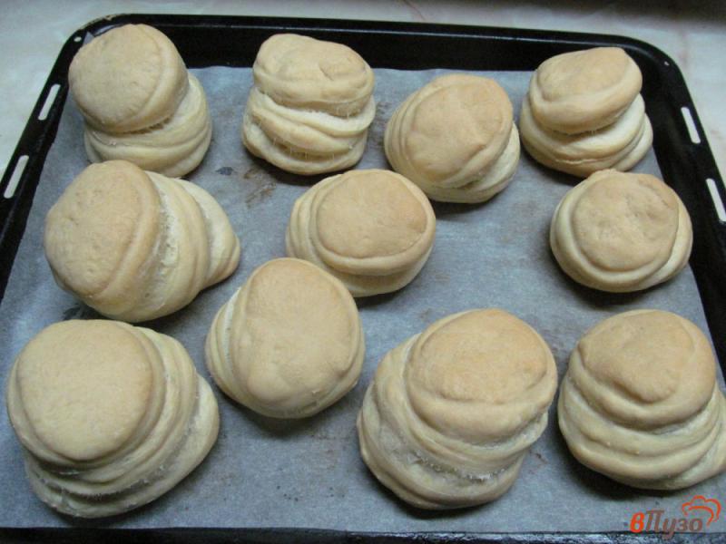 Фото приготовление рецепта: Слоеные булочки из дрожжевого теста шаг №9