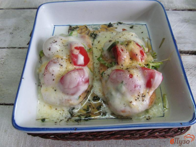 Фото приготовление рецепта: Куриные отбивные из фарша с помидором и моцареллой шаг №9
