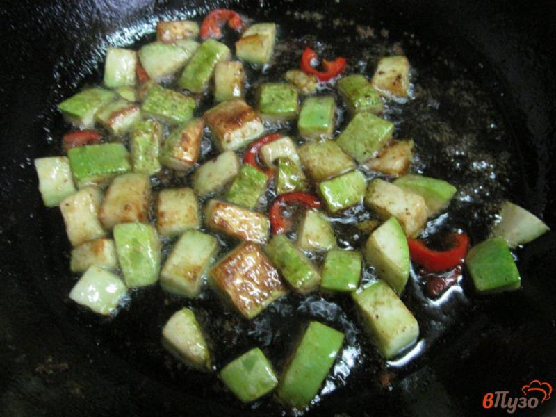 Фото приготовление рецепта: Котлеты с начинкой под кабачковым салатом шаг №6