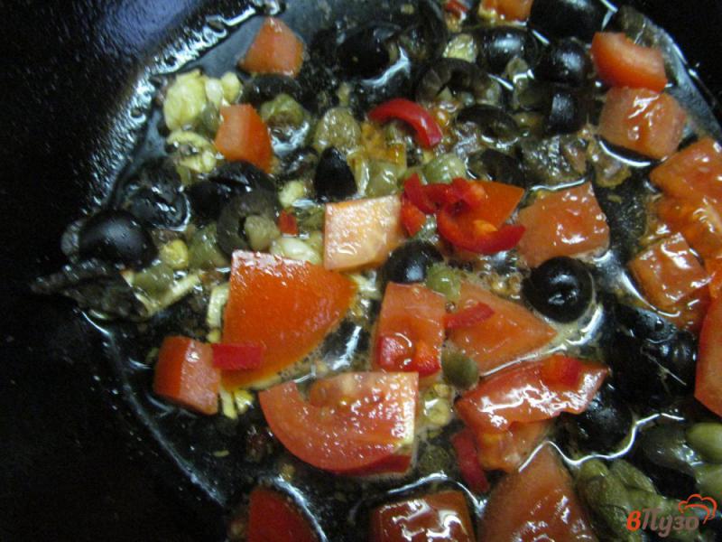 Фото приготовление рецепта: Паста с томатами анчоусами и чили шаг №2
