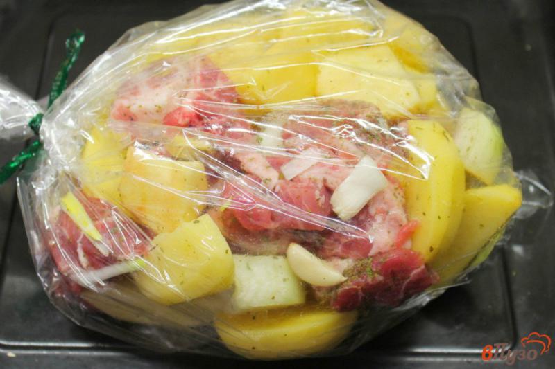 Фото приготовление рецепта: Картофель со свининой, луком и яблоком в рукаве шаг №6