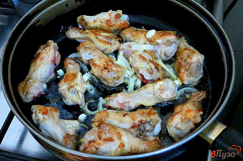 Фото приготовление рецепта: Куриные крылышки в сметанно-томатном соусе шаг №2