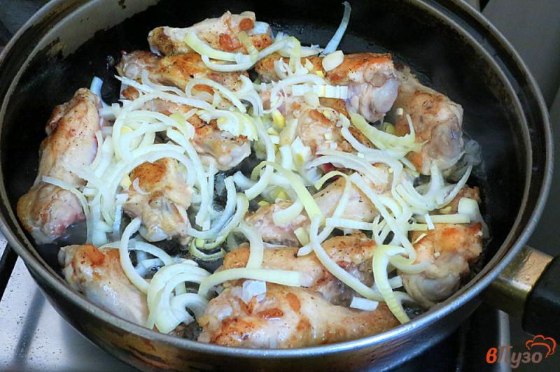 Фото приготовление рецепта: Куриные крылышки в сметанно-томатном соусе шаг №3