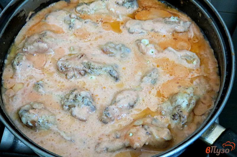 Фото приготовление рецепта: Куриные крылышки в сметанно-томатном соусе шаг №6