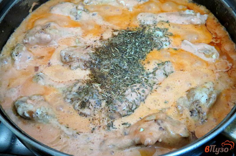 Фото приготовление рецепта: Куриные крылышки в сметанно-томатном соусе шаг №7