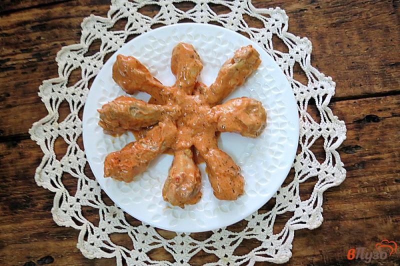 Фото приготовление рецепта: Куриные крылышки в сметанно-томатном соусе шаг №8