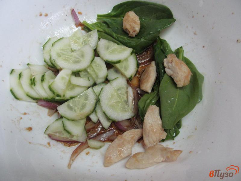 Фото приготовление рецепта: Салат с куриной грудкой кабачком и огурцом шаг №7