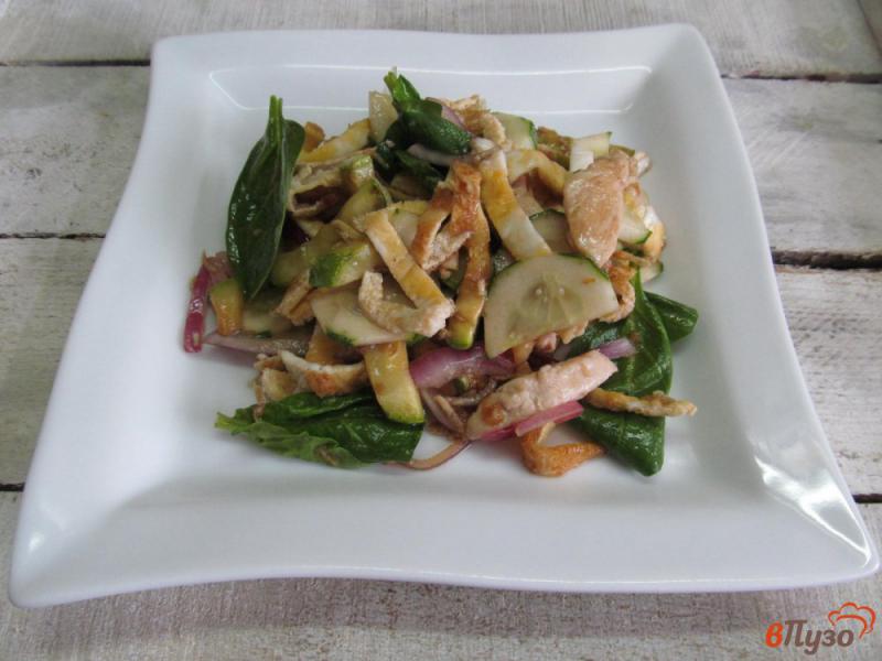 Фото приготовление рецепта: Салат с куриной грудкой кабачком и огурцом шаг №10