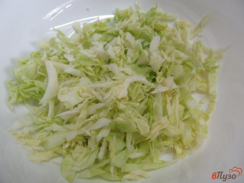 Фото приготовление рецепта: Салат из молодой капусты с кукурузой и чили шаг №1
