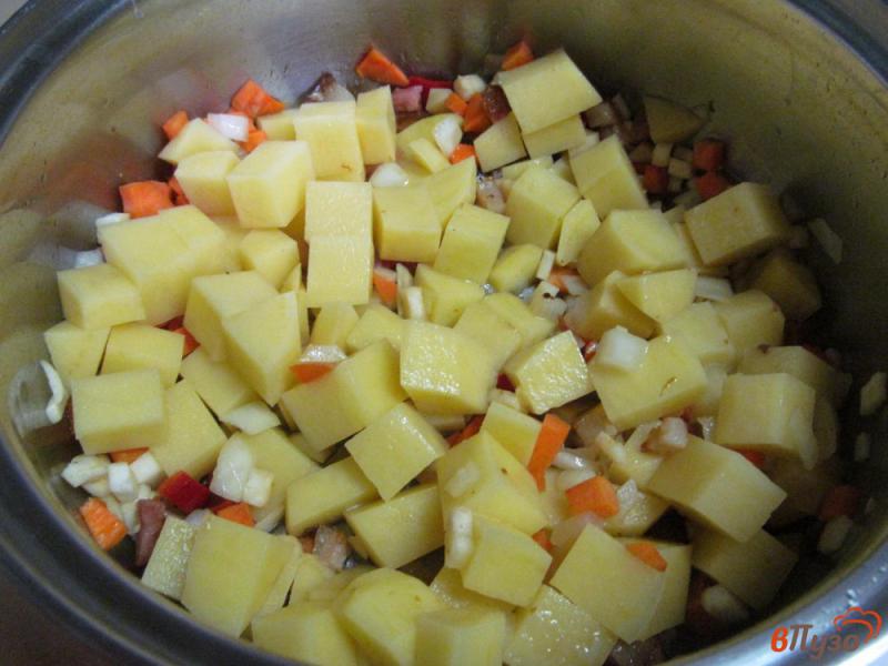Фото приготовление рецепта: Гороховый суп на копченом беконе шаг №4