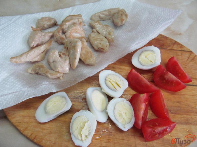Фото приготовление рецепта: Салат из помидора с курицей и оливками шаг №2