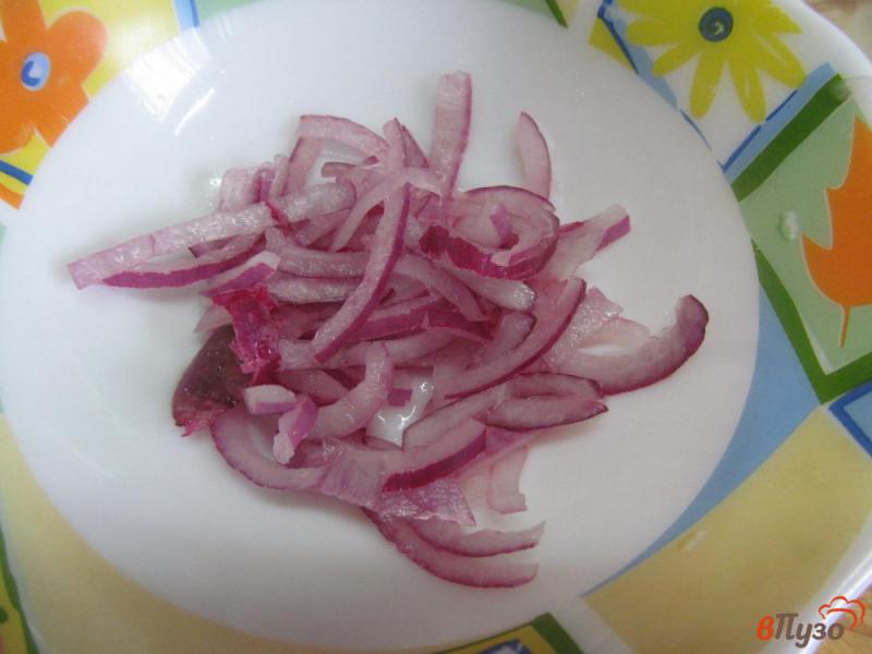 Фото приготовление рецепта: Салат из помидора с курицей и оливками шаг №3