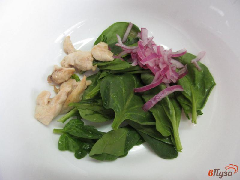 Фото приготовление рецепта: Салат из помидора с курицей и оливками шаг №4