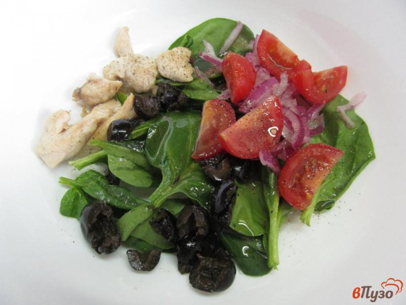Фото приготовление рецепта: Салат из помидора с курицей и оливками шаг №5