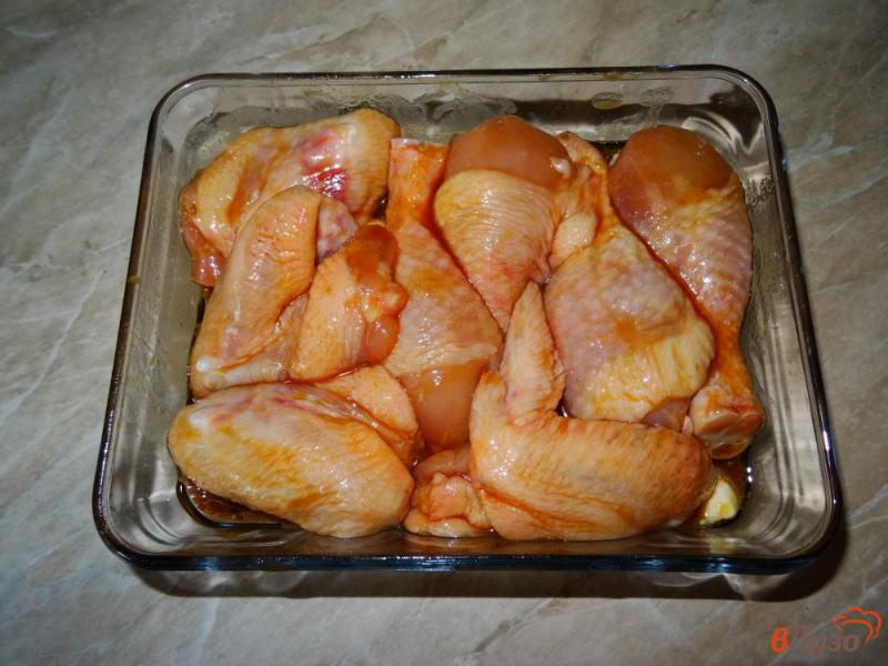Фото приготовление рецепта: Остро-сладкая курица на чесноке шаг №4
