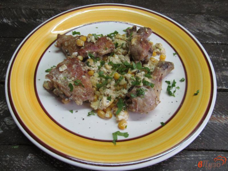 Фото приготовление рецепта: Курица с яйцом и кукурузой шаг №5