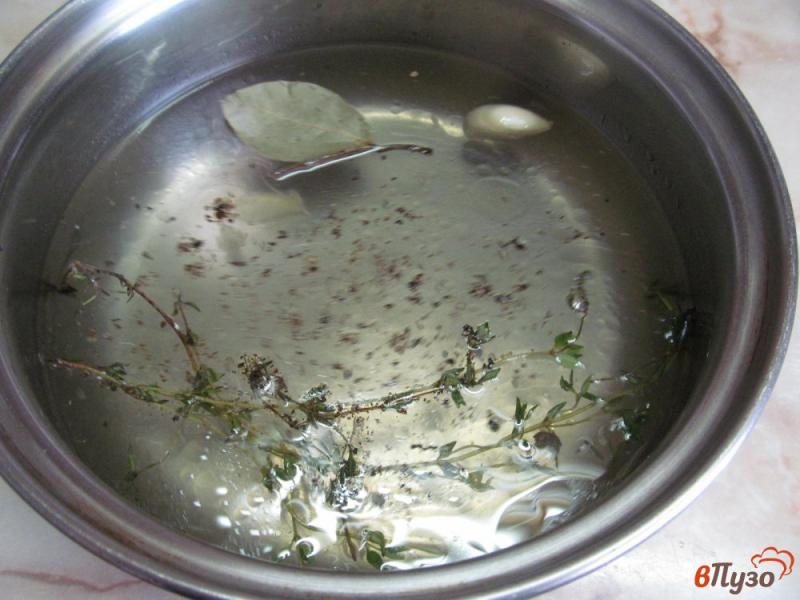 Фото приготовление рецепта: Куриный суп с рисом и яйцом пашот шаг №4