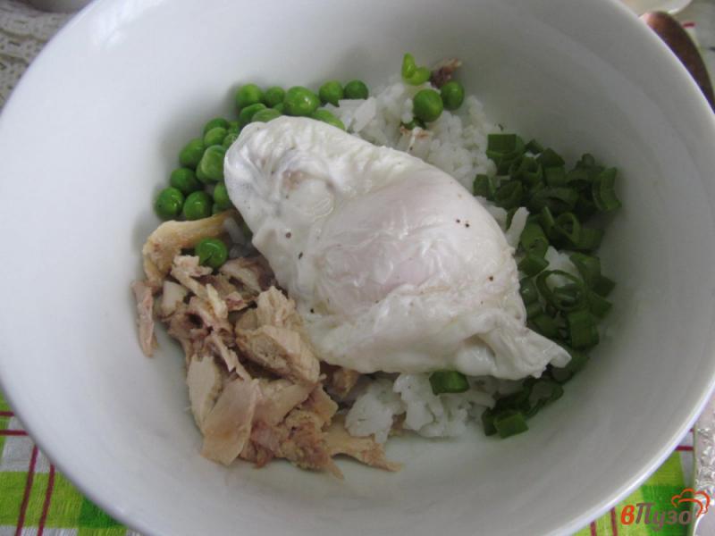 Фото приготовление рецепта: Куриный суп с рисом и яйцом пашот шаг №7
