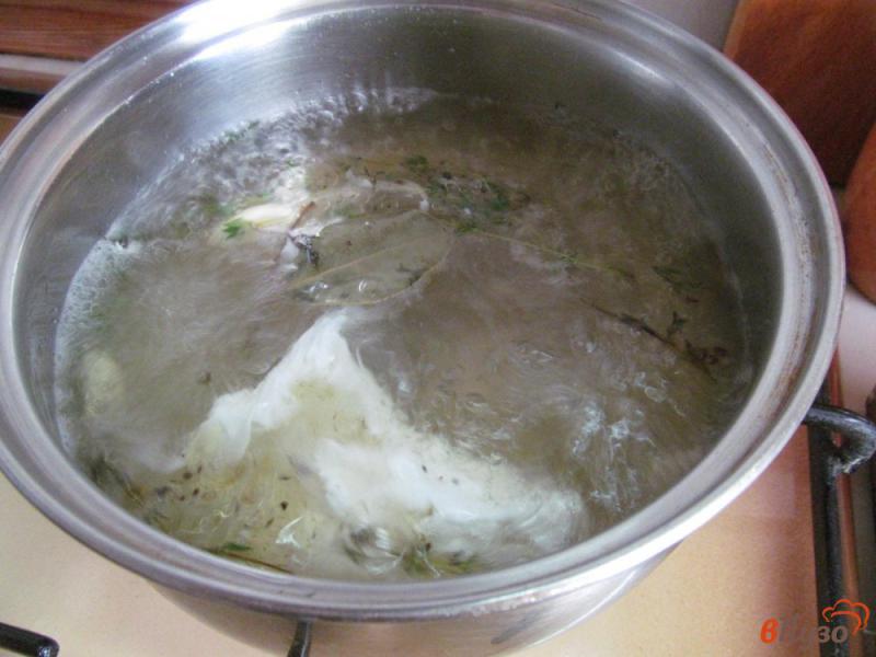 Фото приготовление рецепта: Куриный суп с рисом и яйцом пашот шаг №6