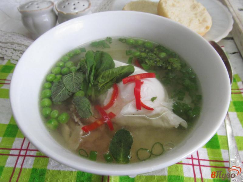 Фото приготовление рецепта: Куриный суп с рисом и яйцом пашот шаг №8