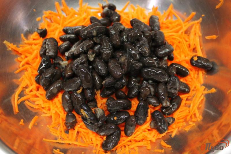Фото приготовление рецепта: Морковный салат с черной фасолью шаг №3
