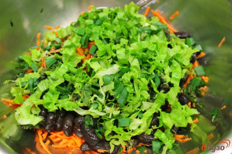 Фото приготовление рецепта: Морковный салат с черной фасолью шаг №5