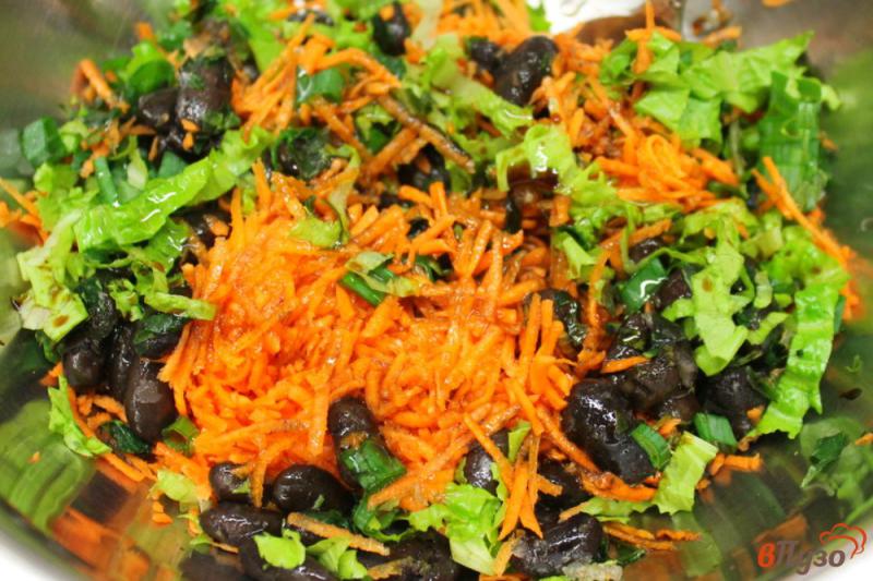 Фото приготовление рецепта: Морковный салат с черной фасолью шаг №6
