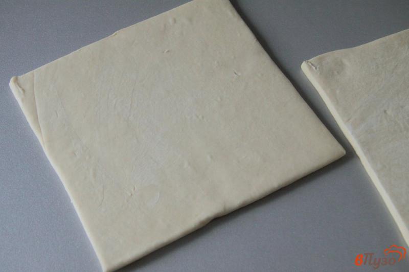 Фото приготовление рецепта: Сосиски в слоеном тесте с сыром и соусом шаг №1