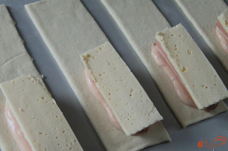 Фото приготовление рецепта: Сосиски в слоеном тесте с сыром и соусом шаг №5