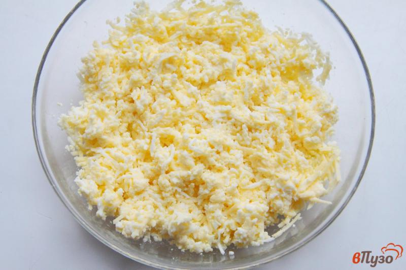 Фото приготовление рецепта: Блинчики с яйцом и сыром шаг №5