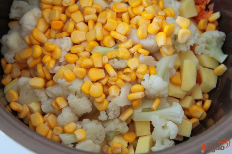 Фото приготовление рецепта: Овощной суп с кукурузой и цветной капустой в мультиварке шаг №5