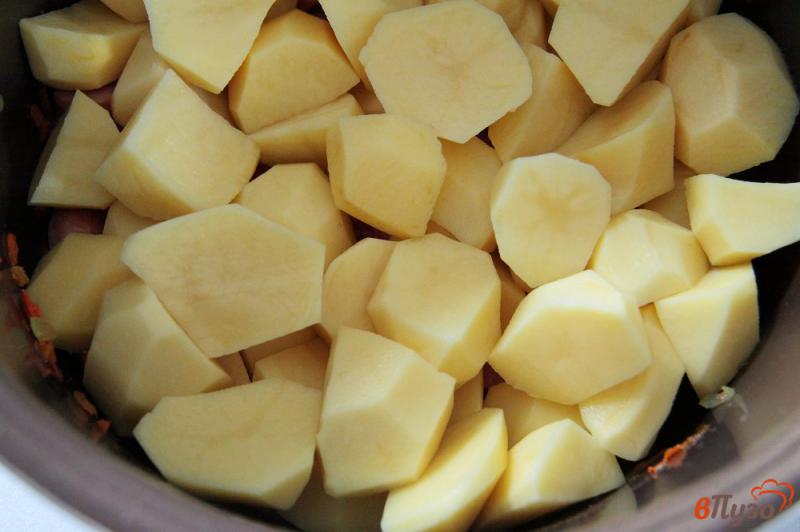Фото приготовление рецепта: Тушеная картошка с сосисками шаг №5