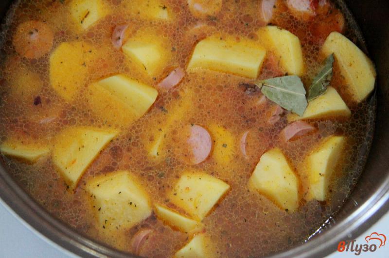 Фото приготовление рецепта: Тушеная картошка с сосисками шаг №6