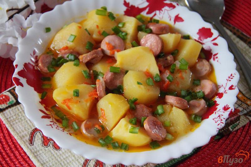 Фото приготовление рецепта: Тушеная картошка с сосисками шаг №7