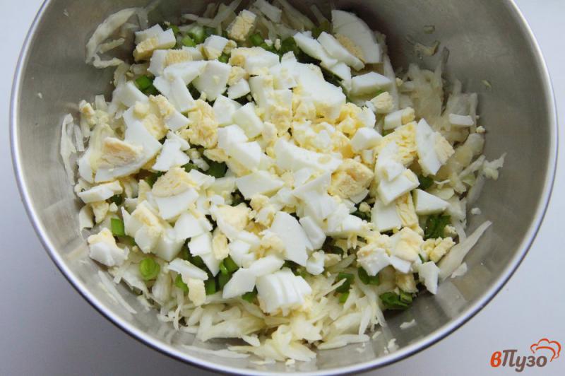 Фото приготовление рецепта: Салат из капусты с яйцом и грецкими орехами шаг №4