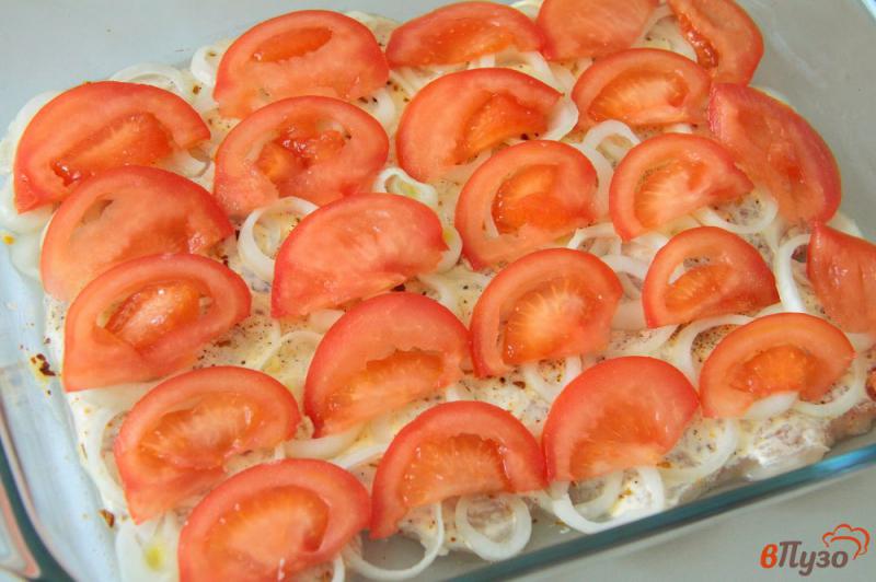 Фото приготовление рецепта: Куриная грудка, запеченная под помидорами и сыром шаг №5