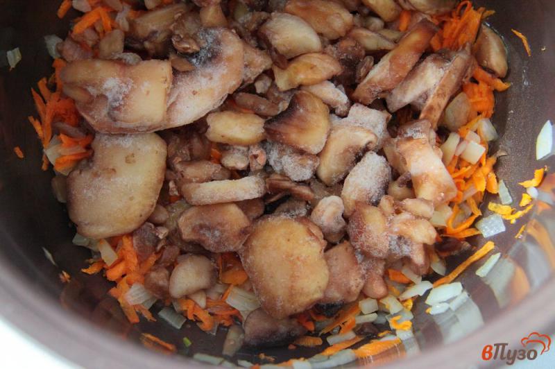 Фото приготовление рецепта: Постные щи из квашенной капусты с грибами и фасолью в мультиварке шаг №2
