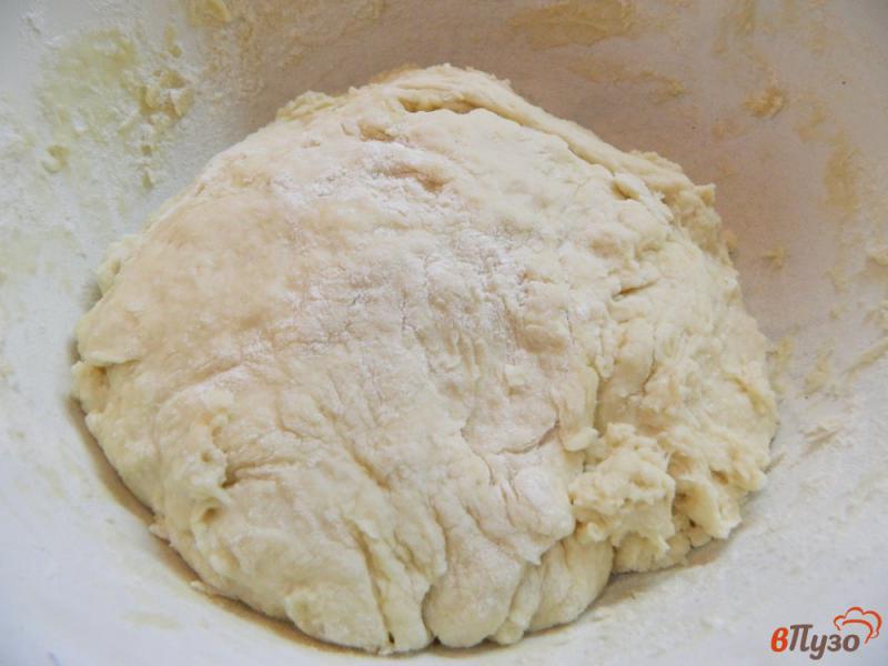 Фото приготовление рецепта: Дрожжевой пирог с абрикосовым вареньем шаг №5