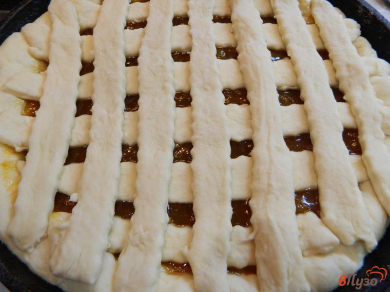 Фото приготовление рецепта: Дрожжевой пирог с абрикосовым вареньем шаг №8