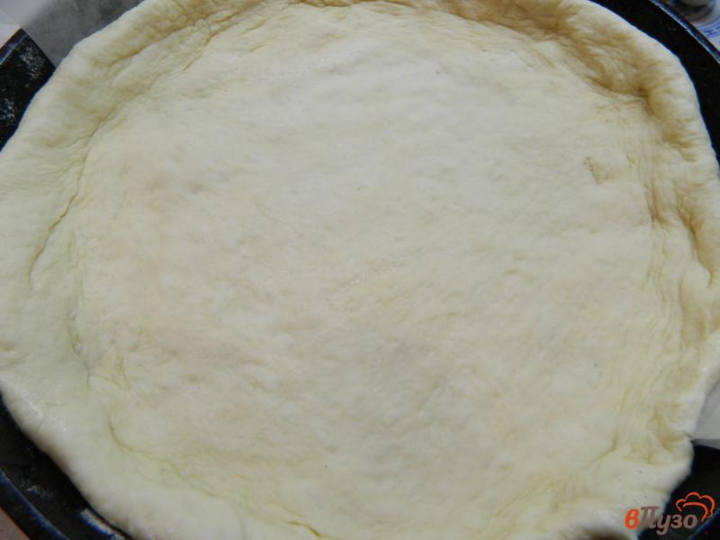 Фото приготовление рецепта: Дрожжевой пирог с абрикосовым вареньем шаг №6