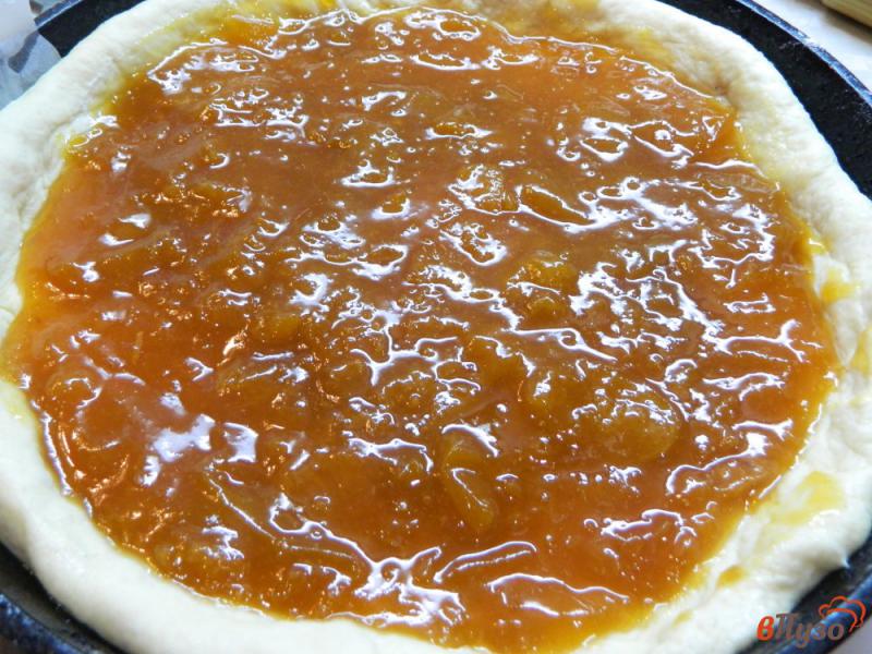 Фото приготовление рецепта: Дрожжевой пирог с абрикосовым вареньем шаг №7