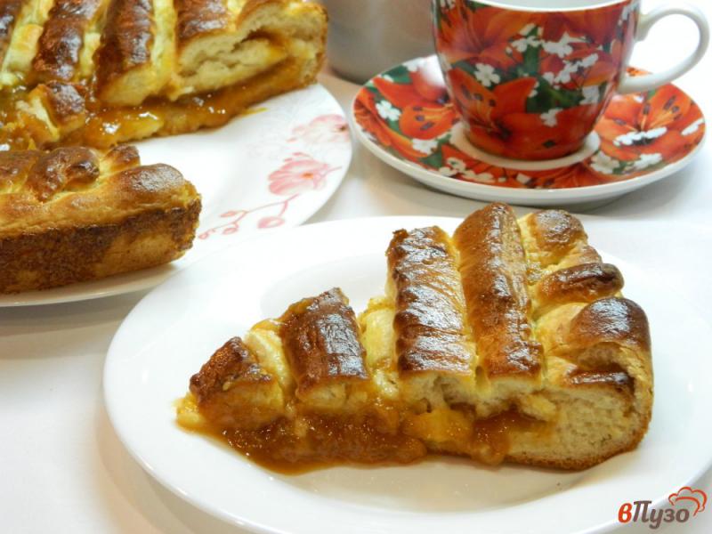 Фото приготовление рецепта: Дрожжевой пирог с абрикосовым вареньем шаг №10