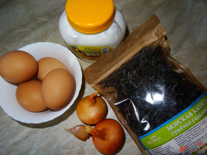 Фото приготовление рецепта: Салат из морской капусты с яйцами и луком шаг №1