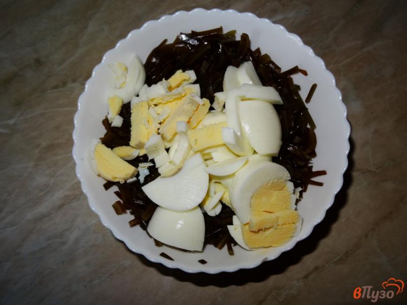 Фото приготовление рецепта: Салат из морской капусты с яйцами и луком шаг №7