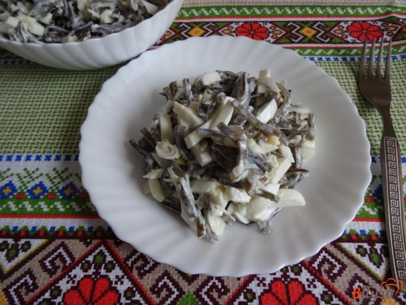 Фото приготовление рецепта: Салат из морской капусты с яйцами и луком шаг №10